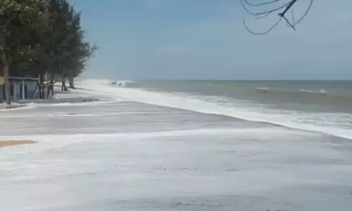 குமரி லெமூர் பீச் பகுதியில் கடல் சீற்றம்:  2-வது நாளாக சுற்றுலாப் பயணிகளுக்கு தடை