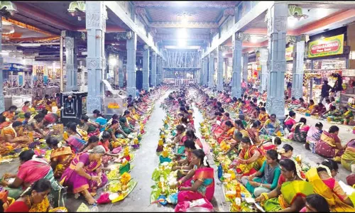 குலசேகரன்பட்டினம் முத்தாரம்மன் கோவிலில் சுமங்கலி பூஜை: 3,011 பெண்கள் வழிபாடு குலசேகரன்பட்டினம் முத்தாரம்மன் கோவிலில் சுமங்கலி பூஜை: 3,011 பெண்கள் வழிபாடு