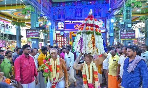 குலசை முத்தாரம்மன் கோவில் ஆடிக் கொடை விழா: கும்பம் திருவீதி உலா குலசை முத்தாரம்மன் கோவில் ஆடிக் கொடை விழா: கும்பம் திருவீதி உலா