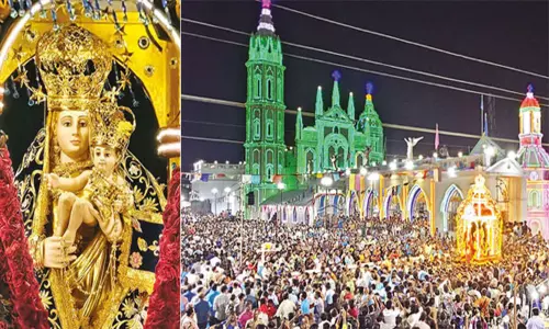 தூத்துக்குடி பனிமய மாதா திருவிழாவில் சப்பர பவனி கோலாகலம்: ஆயிரக்கணக்கான மக்கள் பங்கேற்பு தூத்துக்குடி பனிமய மாதா திருவிழாவில் சப்பர பவனி கோலாகலம்: ஆயிரக்கணக்கான மக்கள் பங்கேற்பு