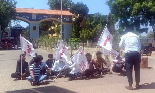 தூத்துக்குடியில் கல்லூரி மாணவர்கள் போராட்டம் தூத்துக்குடியில் கல்லூரி மாணவர்கள் போராட்டம்