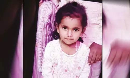 அக்காவின் கையை பிடிக்க ஆசையாக ஓடிவந்த 3 வயது குழந்தை.. அடுத்து நடந்த கொடூரம் அக்காவின் கையை பிடிக்க ஆசையாக ஓடிவந்த 3 வயது குழந்தை.. அடுத்து நடந்த கொடூரம்