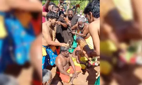 வீரபத்திரர் கோவில் திருவிழா: தலையில் தேங்காய் உடைத்து நேர்த்திக்கடன் செலுத்திய பக்தர்கள் வீரபத்திரர் கோவில் திருவிழா: தலையில் தேங்காய் உடைத்து நேர்த்திக்கடன் செலுத்திய பக்தர்கள்