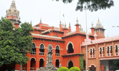 கோவில் திருவிழாவிற்கு அனுமதி அளிக்கும் விவகாரம்; காவல்துறைக்கு சென்னை ஐகோர்ட்டு எச்சரிக்கை கோவில் திருவிழாவிற்கு அனுமதி அளிக்கும் விவகாரம்; காவல்துறைக்கு சென்னை ஐகோர்ட்டு எச்சரிக்கை