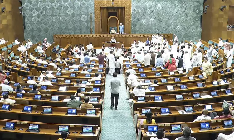 எதிர்க்கட்சிகள் அமளி.. நாடாளுமன்ற இரு அவைகளும் ஒத்தி வைப்பு