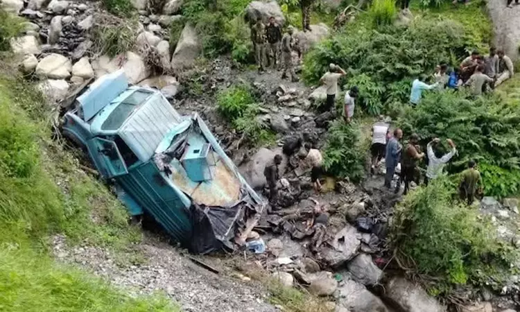 பள்ளத்தாக்கில் ராணுவ வாகனம் விழுந்தது: 3 ராணுவ வீரர்கள் பலி;15 பேர் காயம்