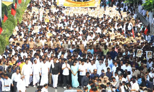 கருணாநிதி நினைவு தினம்: முதல்-அமைச்சர் மு.க.ஸ்டாலின் தலைமையில் அமைதி பேரணி கருணாநிதி நினைவு தினம்: முதல்-அமைச்சர் மு.க.ஸ்டாலின் தலைமையில் அமைதி பேரணி