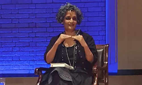 அருந்ததி ராய்  எழுதிய ’ஆசாதி புத்தகத்திற்கு காஷ்மீரில் தடை விதிப்பு