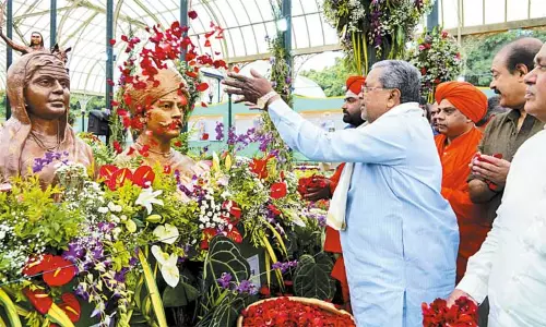 பெங்களூரு லால்பாக் பூங்காவில் சுதந்திர தினவிழா மலர் கண்காட்சி - சித்தராமையா தொடங்கி வைத்தார் பெங்களூரு லால்பாக் பூங்காவில் சுதந்திர தினவிழா மலர் கண்காட்சி - சித்தராமையா தொடங்கி வைத்தார்