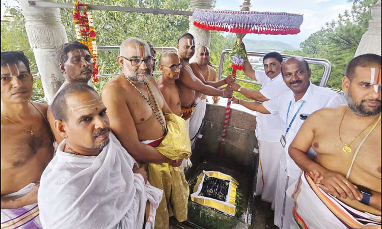 நாராயணகிரி மலையில் ஏழுமலையான் பாதங்களில் சத்திர ஸ்தாபனோற்சவம்