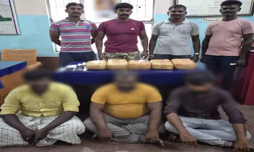 கோவில்பட்டியில் 10 கிலோ கஞ்சா; 2 கார்கள் பறிமுதல்: 3 பேர் கைது கோவில்பட்டியில் 10 கிலோ கஞ்சா; 2 கார்கள் பறிமுதல்: 3 பேர் கைது