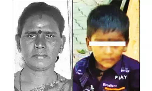 அதிர்ச்சி சம்பவம்: பைக் மீது திடீரென மோதிய லாரி.. பேரனை காப்பாற்றிவிட்டு உயிரைவிட்ட பெண் அதிர்ச்சி சம்பவம்: பைக் மீது திடீரென மோதிய லாரி.. பேரனை காப்பாற்றிவிட்டு உயிரைவிட்ட பெண்