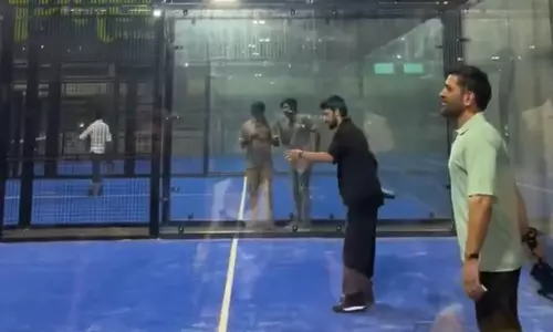 அனிருத்துடன் பேடல் விளையாடிய  தோனி