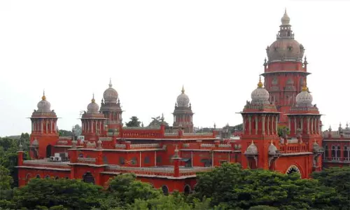 ஐஏஎஸ் அதிகாரிகள் இணை அரசாங்கம் நடத்துகின்றனர் - ஐகோர்ட்டு காட்டம் ஐஏஎஸ் அதிகாரிகள் இணை அரசாங்கம் நடத்துகின்றனர் - ஐகோர்ட்டு காட்டம்