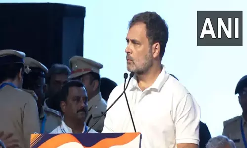 உறுதிமொழிப் பத்திரம் கேட்ட தேர்தல் ஆணையம்: ராகுல் காந்தி பதிலடி உறுதிமொழிப் பத்திரம் கேட்ட தேர்தல் ஆணையம்: ராகுல் காந்தி பதிலடி