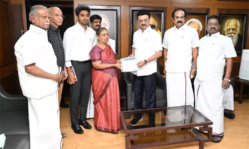 முதல்-அமைச்சர் மு.க.ஸ்டாலினை சந்தித்த ராமநாதபுரம் மன்னர் குடும்ப வாரிசு முதல்-அமைச்சர் மு.க.ஸ்டாலினை சந்தித்த ராமநாதபுரம் மன்னர் குடும்ப வாரிசு