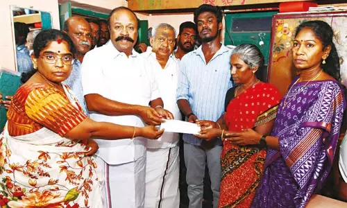 போலீஸ் தாக்குதலில் உயிரிழந்த அஜித்குமார் குடும்பத்திற்கு ரூ.25 லட்சம் கூடுதல் நிவாரண நிதி போலீஸ் தாக்குதலில் உயிரிழந்த அஜித்குமார் குடும்பத்திற்கு ரூ.25 லட்சம் கூடுதல் நிவாரண நிதி