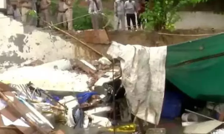 டெல்லியில் கனமழை: சுவர் இடிந்து விழுந்து 8 பேர் உயிரிழப்பு