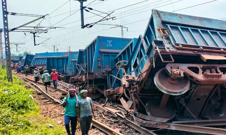 ஜார்க்கண்ட்: சரக்கு ரெயிலின் 20 பெட்டிகள் தடம் புரண்டு விபத்து