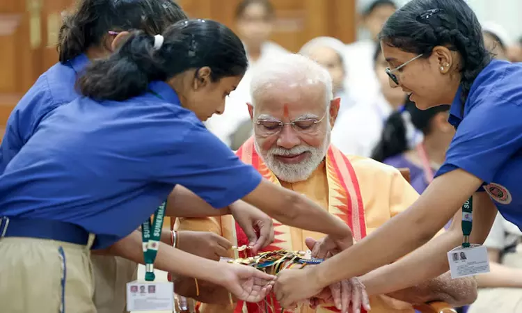 பள்ளிக்குழந்தைகளுடன் ரக்‌சா பந்தன் கொண்டாடிய பிரதமர் மோடி
