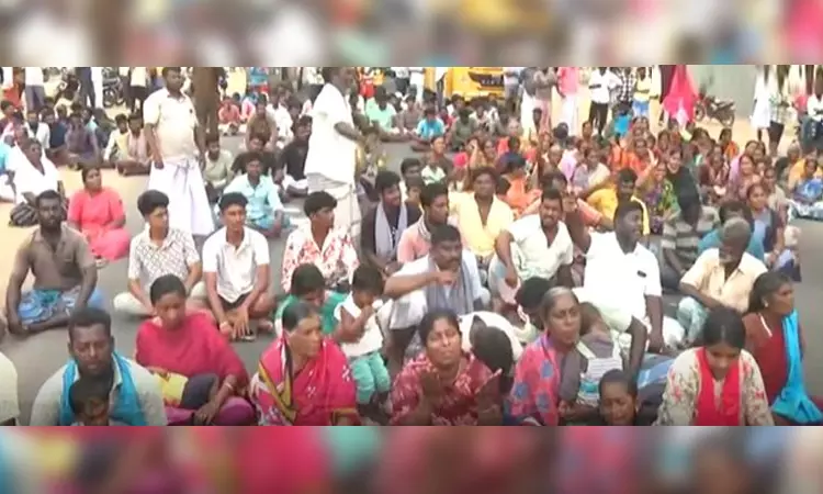 இலங்கை கடற்படையால் கைது செய்யப்பட்ட மீனவர்களை விடுவிக்கக்கோரி ராமேசுவரத்தில் சாலைமறியல்