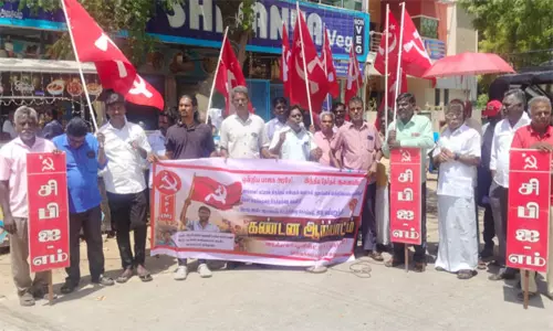 தூத்துக்குடியில் தேர்தல் ஆணையம், மத்திய அரசை கண்டித்து ஆர்ப்பாட்டம் தூத்துக்குடியில் தேர்தல் ஆணையம், மத்திய அரசை கண்டித்து ஆர்ப்பாட்டம்
