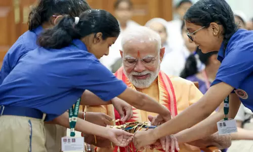 பள்ளிக்குழந்தைகளுடன் ரக்‌சா பந்தன் கொண்டாடிய பிரதமர் மோடி