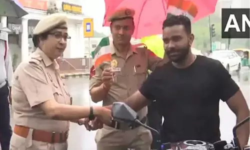 போக்குவரத்து விதிகளை மீறியவர்களுக்கு ராக்கி கயிறு கட்டிய பெண் போலீசார் போக்குவரத்து விதிகளை மீறியவர்களுக்கு ராக்கி கயிறு கட்டிய பெண் போலீசார்