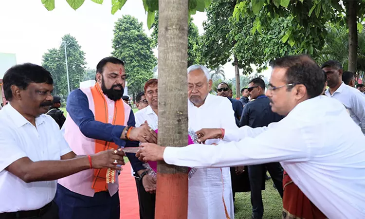 பீகார்:  மரத்திற்கு ராக்கி கயிறு கட்டி ரக்‌ஷா பந்தன் கொண்டாடிய நிதீஷ் குமார்