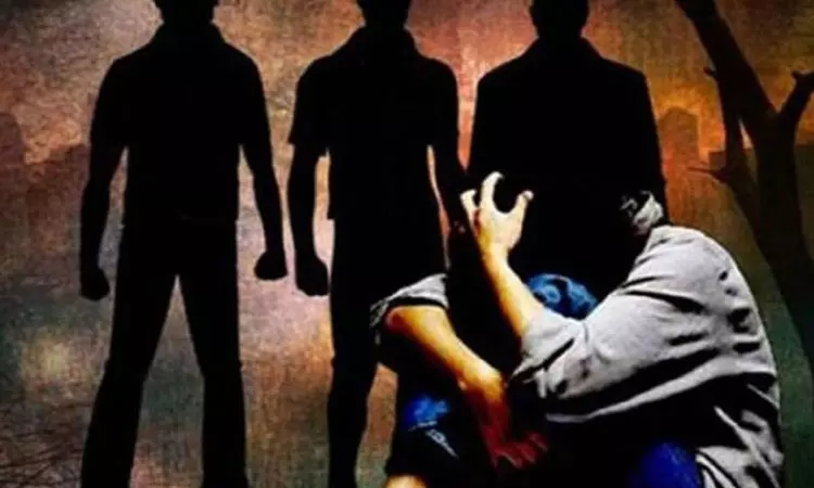 மனநலம் பாதிக்கப்பட்ட இளம்பெண் கூட்டு பலாத்காரம்... சகோதரனுக்கு வீடியோ அனுப்பிய கொடூரம்