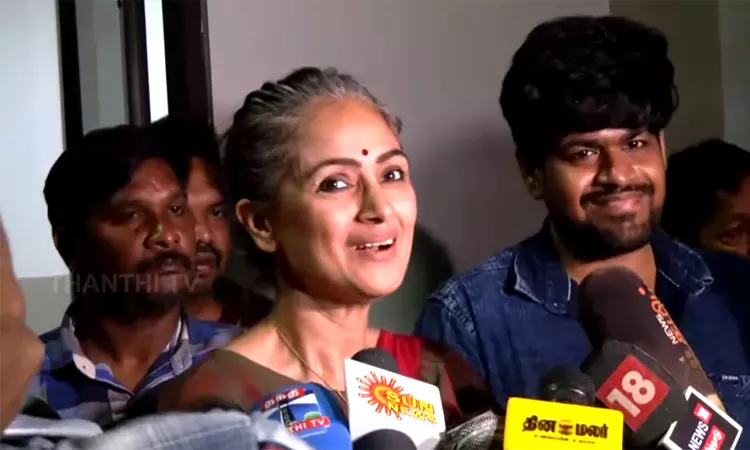 விஜய், அஜித் குறித்த கேள்வி -  நடிகை சிம்ரன் சொன்ன வார்த்தை