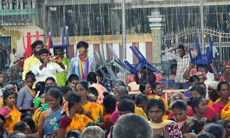 பாமக மாநாடு நடைபெறும் பகுதியில் கனமழை - தொண்டர்கள் அவதி பாமக மாநாடு நடைபெறும் பகுதியில் கனமழை - தொண்டர்கள் அவதி