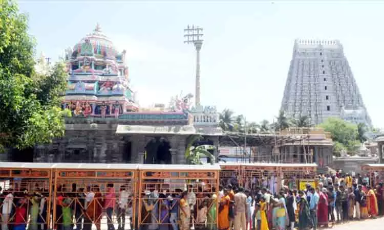 விடுமுறை தினம்: திருவண்ணாமலையில் குவிந்த பக்தர்கள் கூட்டம் விடுமுறை தினம்: திருவண்ணாமலையில் குவிந்த பக்தர்கள் கூட்டம்