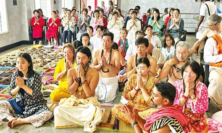 ராமேஸ்வரம் கோவிலில் ஜப்பான் பக்தர்கள் சாமி தரிசனம் - உலக நன்மைக்காக சிறப்பு பூஜை ராமேஸ்வரம் கோவிலில் ஜப்பான் பக்தர்கள் சாமி தரிசனம் - உலக நன்மைக்காக சிறப்பு பூஜை