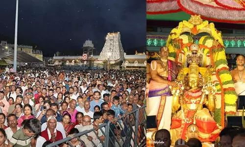 திருப்பதியில் ஆடி பௌர்ணமி கருடசேவை திருப்பதியில் ஆடி பௌர்ணமி கருடசேவை