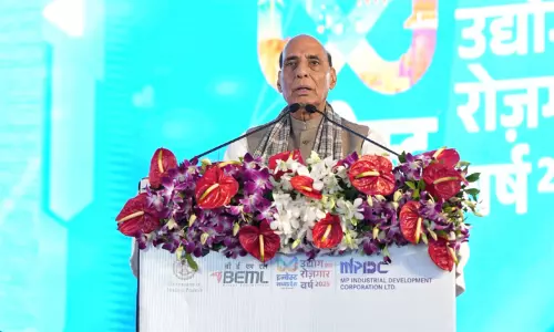 இந்தியா மிகவும் துடிப்பான பொருளாதார நாடு... சிலருக்கு அது பிடிக்கவில்லை; ராஜ்நாத் சிங் இந்தியா மிகவும் துடிப்பான பொருளாதார நாடு... சிலருக்கு அது பிடிக்கவில்லை; ராஜ்நாத் சிங்