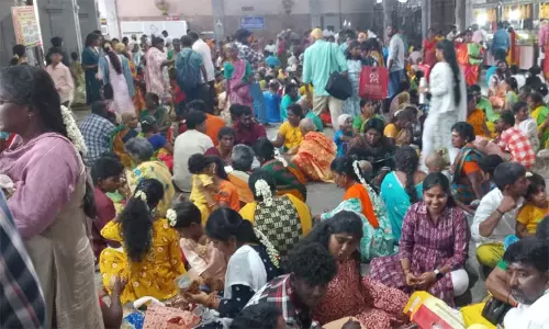 ஆடி கடைசி ஞாயிறு: சமயபுரம் மாரியம்மன் கோவிலில் குவிந்த பக்தர்கள்