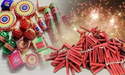 சாத்தூர் அருகே அதிகாரிகள் திடீர் ஆய்வு - பல லட்சம் மதிப்பிலான பட்டாசுகள் பறிமுதல் சாத்தூர் அருகே அதிகாரிகள் திடீர் ஆய்வு - பல லட்சம் மதிப்பிலான பட்டாசுகள் பறிமுதல்
