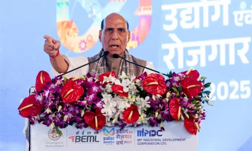 இந்தியாவின் வேகமான வளர்ச்சியை சிலர் விரும்புவதில்லை: ராஜ்நாத் சிங் மறைமுக தாக்கு இந்தியாவின் வேகமான வளர்ச்சியை சிலர் விரும்புவதில்லை: ராஜ்நாத் சிங் மறைமுக தாக்கு