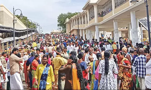 திருச்செந்தூர் கோவிலில் அலைமோதிய பக்தர்கள் கூட்டம்: 5 மணி நேரம் காத்திருந்து சாமி தரிசனம்