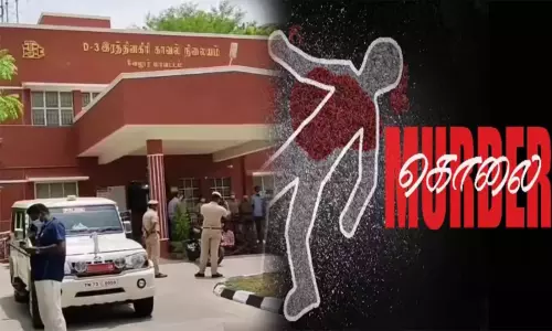 காவல் நிலையம் அருகே வாலிபர் வெட்டி கொலை: திமுக கவுன்சிலரின் கணவர் உள்பட 5 பேர் சரண் காவல் நிலையம் அருகே வாலிபர் வெட்டி கொலை: திமுக கவுன்சிலரின் கணவர் உள்பட 5 பேர் சரண்