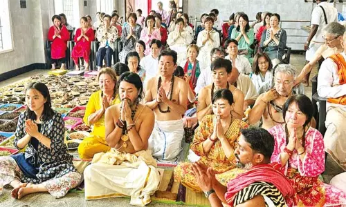 ராமேஸ்வரம் கோவிலில் ஜப்பான் பக்தர்கள் சாமி தரிசனம் - உலக நன்மைக்காக சிறப்பு பூஜை