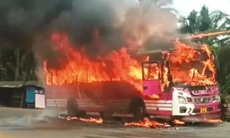 கேரளாவில் ஓடும் பஸ் திடீரென தீப்பிடித்து எரிந்தது; அதிர்ஷ்டவசமாக உயிர் தப்பிய பயணிகள் கேரளாவில் ஓடும் பஸ் திடீரென தீப்பிடித்து எரிந்தது; அதிர்ஷ்டவசமாக உயிர் தப்பிய பயணிகள்