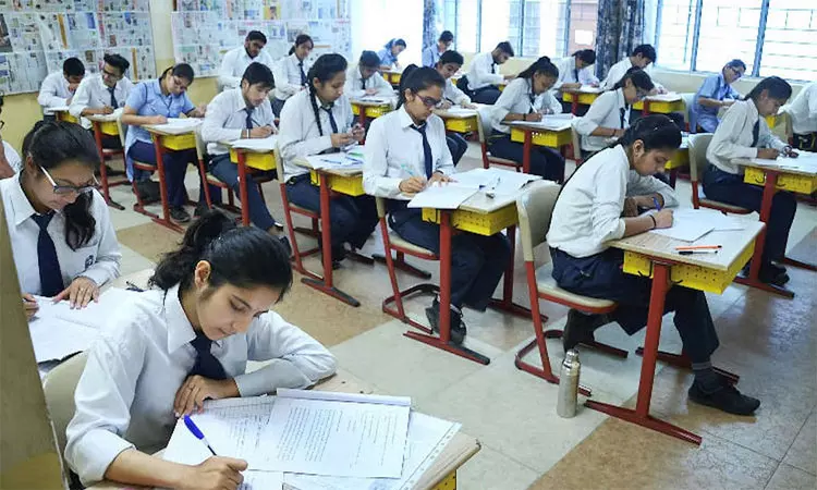 புத்தகத்தை பார்த்து தேர்வு எழுதலாம்:  சி.பி.எஸ்.இ புதிய முடிவு