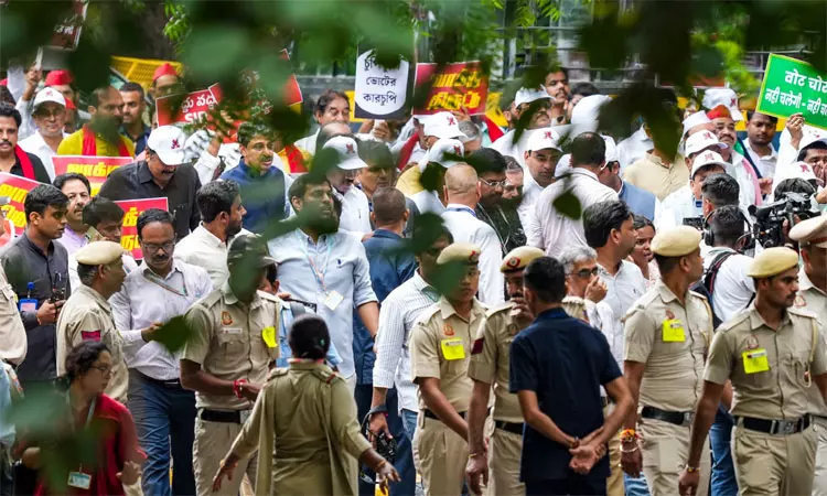 தேர்தல் ஆணையம் நோக்கி பேரணி: இந்தியா கூட்டணி எம்.பி.க்கள் தடுத்து நிறுத்தம் தேர்தல் ஆணையம் நோக்கி பேரணி: இந்தியா கூட்டணி எம்.பி.க்கள் தடுத்து நிறுத்தம்