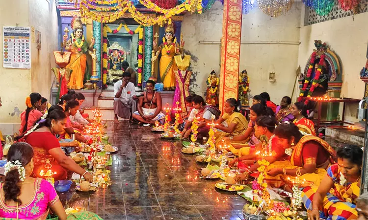 உலக நன்மை வேண்டி திருவிளக்கு பூஜை உலக நன்மை வேண்டி திருவிளக்கு பூஜை