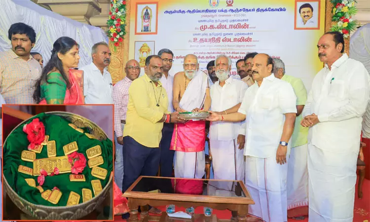 நங்கநல்லூர் ஆஞ்சநேயர் கோவில் தங்கத் தேருக்கு தங்க தகடு பதிக்கும் பணி- அமைச்சர்கள் தொடங்கி வைத்தனர் நங்கநல்லூர் ஆஞ்சநேயர் கோவில் தங்கத் தேருக்கு தங்க தகடு பதிக்கும் பணி- அமைச்சர்கள் தொடங்கி வைத்தனர்