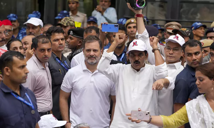 தேர்தல் ஆணையம் நோக்கி பேரணியாக சென்று கைது செய்யப்பட்ட ராகுல் காந்தி விடுதலை