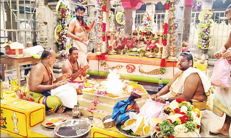 திருச்செந்தூர் கோவிலில் மண்டல பூஜை நிறைவு - ஏராளமான பக்தர்கள் சாமி தரிசனம்