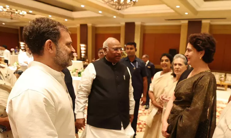 கார்கே வீட்டில் இரவு விருந்து; சோனியா, பவார் உள்ளிட்ட எதிர்க்கட்சி எம்.பி.க்கள் பங்கேற்பு